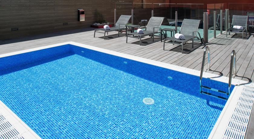 Buitenzwembad van Hotel Catalonia Sagrada Familia in Barcelona