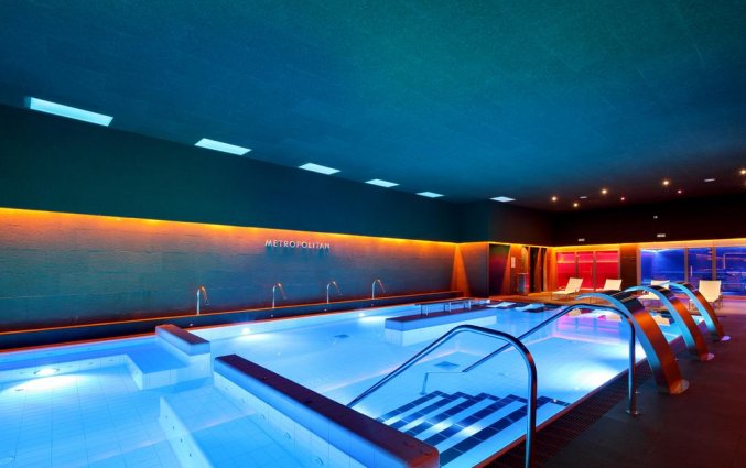 Binnenzwembad van Hotel Occidental in Bilbao