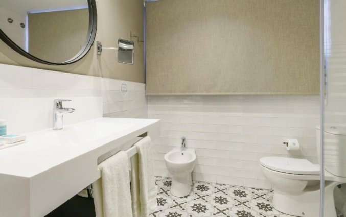 Badkamer in kamer of suite van Hotel Ilunion Bilbao