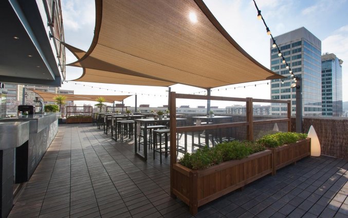 Dakterras met zwembad van Hotel Expo in Barcelona