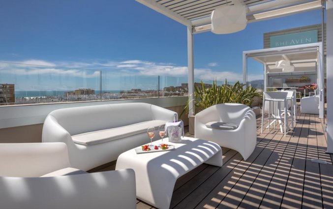 Zitgedeelte op het dakterras van Hotel Barcelo Malaga