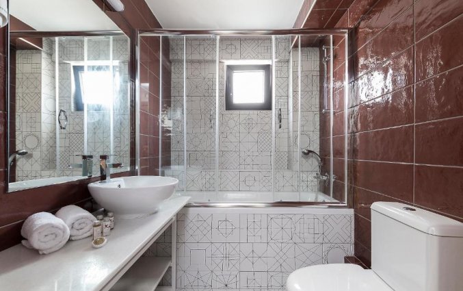 Badkamer in een suite van Hotel Be My Guest Athens