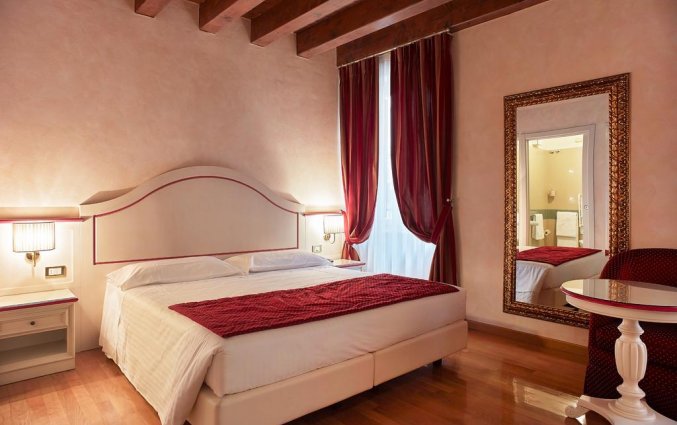 Tweepersoonkamer van hotel Albergo Mazzanti Verona