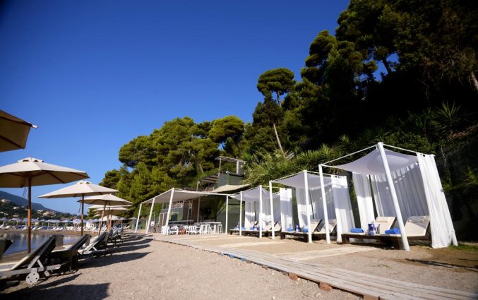 Strand van hotel Corfu Holiday Palace in Corfu