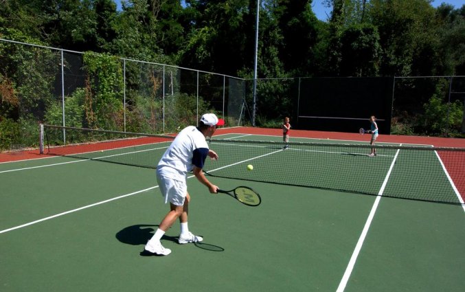 Tennisbaan van hotel Corfu Holiday Palace in Corfu