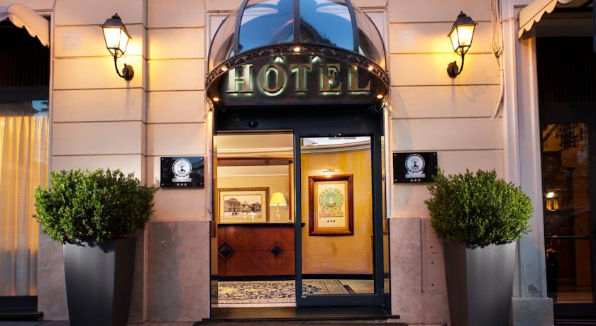 Ingang van hotel Piemonte in Rome