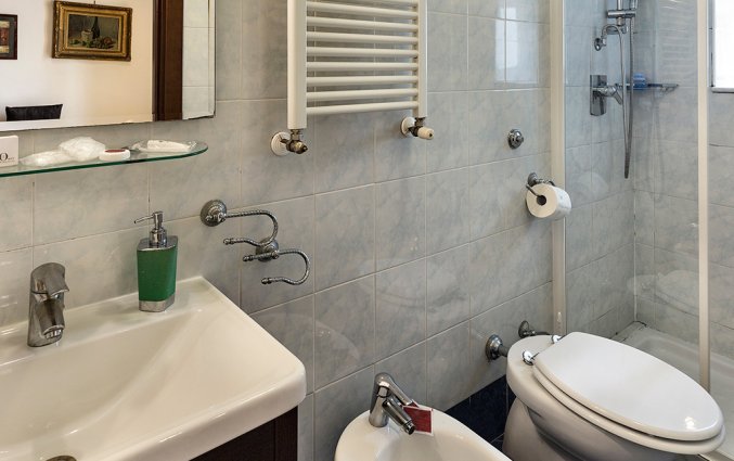 Badkamer van een tweepersoonskamer van Bed & Breakfast Art Suite Principe Umberto in Napels