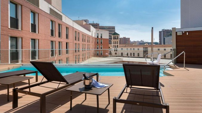 Dakterras met buitenzwembad van Hotel NH Malaga in Malaga