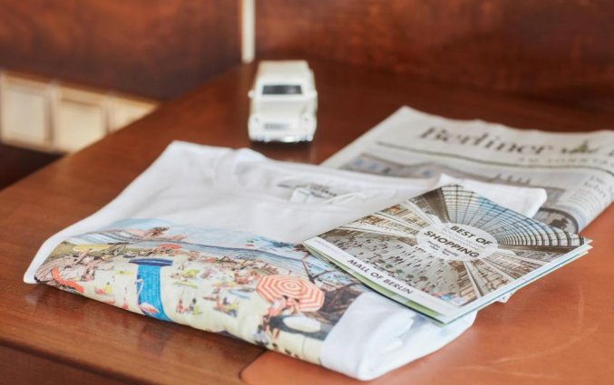 Krant in slaapkamer van hotel Living Hotel Berlin Mitte