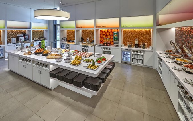 Ontbijtzaal van Hotel Hampton Inn Berlin City Centre Alexanderplatz in Berlijn