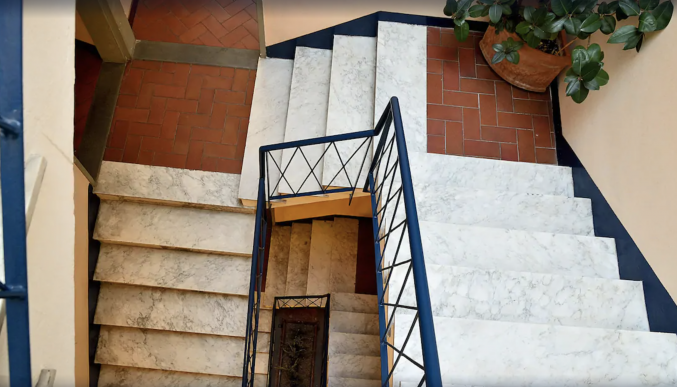 Trap in gangen van hotel Porta Faenza