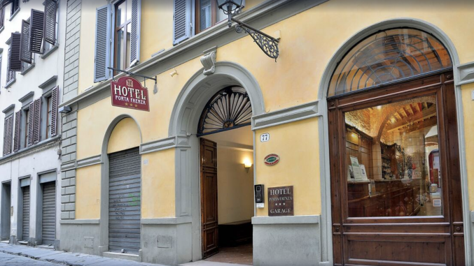 Voorkant van hotel Porta Faenza