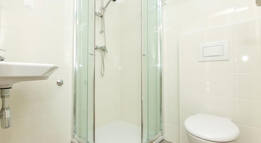 Badkamer van een tweepersoonskamer van aparthotel Yarden in Krakau