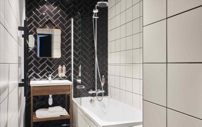 Badkamer van een tweepersoonkamer van Hotel Konti by HappyCulture in Bordeaux