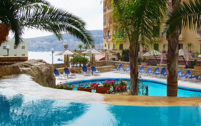 Buitenzwembad Aparthotel Porto Azzurro op Malta