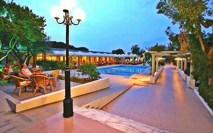 Zwembad van Aparthotel Filerimos Village op Rhodos