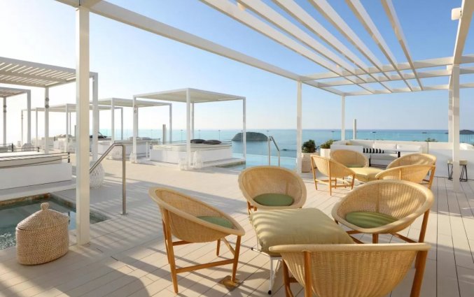 Terras bij het zwembad van Hotel Bless op Ibiza