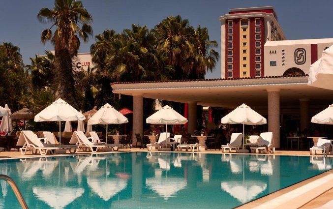 Buitenzwembad van Club Sera in Antalya