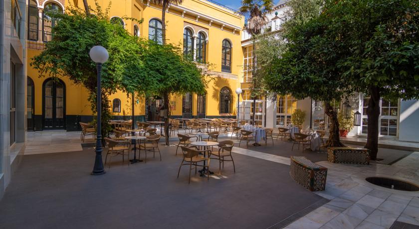 Tuin met terras van Hotel San Gil in Sevilla