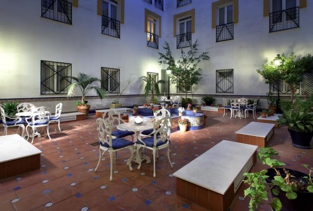 Patio van hotel Eurostars Regina in Sevilla