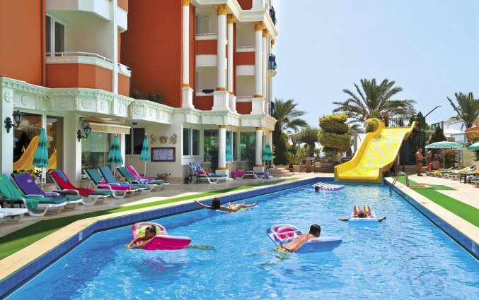 Zwembad en waterglijbaan van Hotel Antique Roman Palace in Alanya
