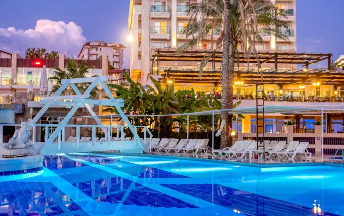 Buitenzwembaden van Hotel Sealife Buket Beach in Alanya