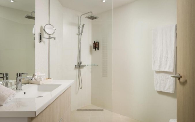 Badkamer van een tweepersoonskamer van Hotel ALEGRIA Mar Mediterrania aan de Costa Brava