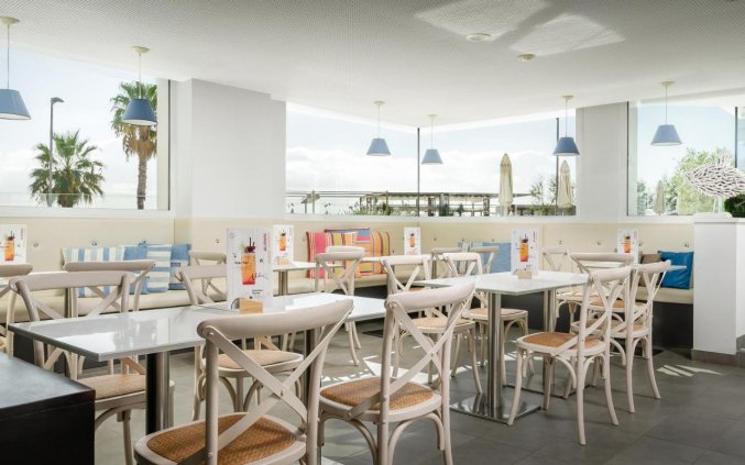 Terras van Hotel ALEGRIA Mar Mediterrania aan de Costa Brava