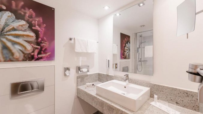 Badkamer in comfort tweepersoonskamer van Hotel Dorint City Salzburg