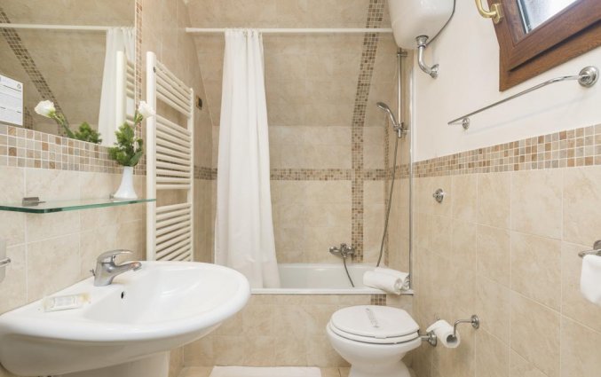 Badkamer van een tweepersoonskamer van hotel Villa Rosa in Rome