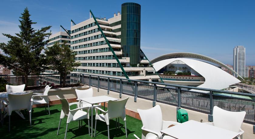 Zwembad van hotel NH las Artes in Valencia