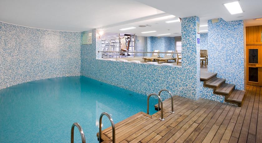 Zwembad van hotel NH las Artes in Valencia