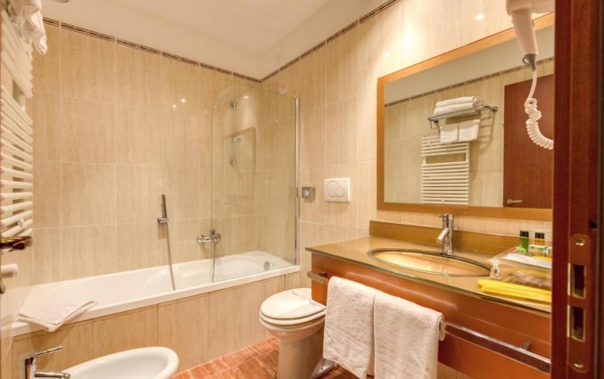 Badkamer met bad Augusta Lucilla Palace