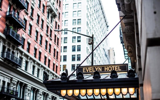 Voorkant van hotel Evelyn 