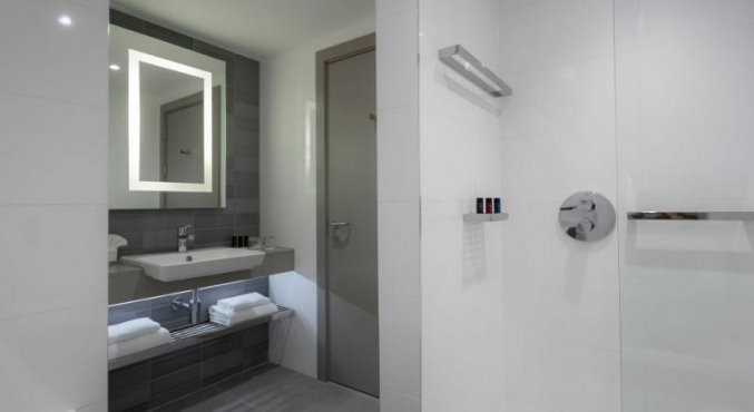 Badkamer van Clayton Hotel Manchester City Centre Manchester