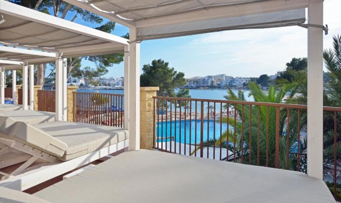 Ligbedden met uitzicht van ALUA MIAMI IBIZA