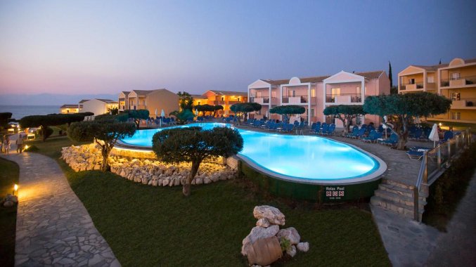 Buitenzwembad van Resort Mareblue Beach op Corfu