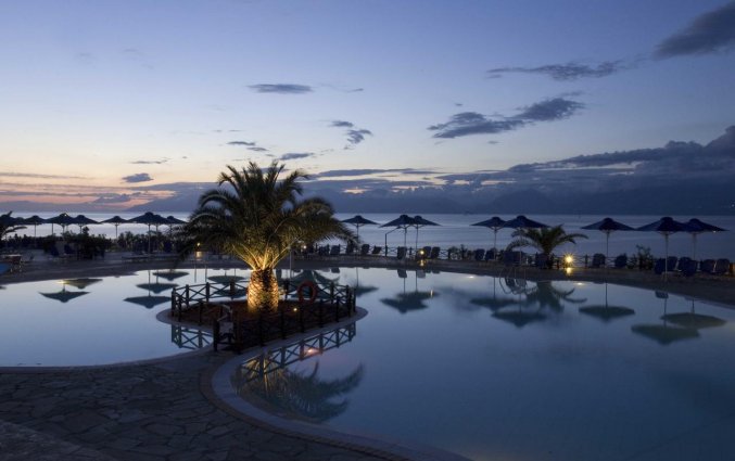 Buitenzwembad van Resort Mareblue Beach op Corfu