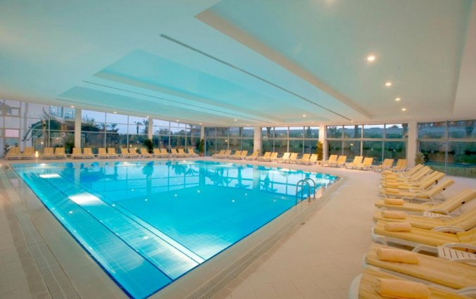 Binnenzwembad Miracle Resort