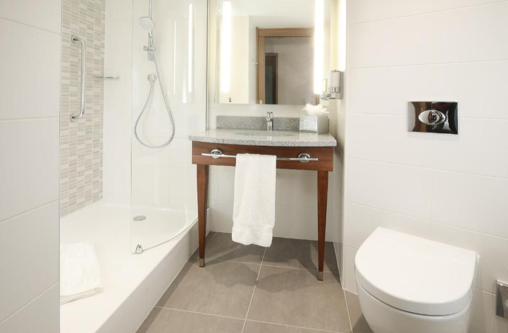 Badkamer van Hampton by Hilton Belfast City Centre