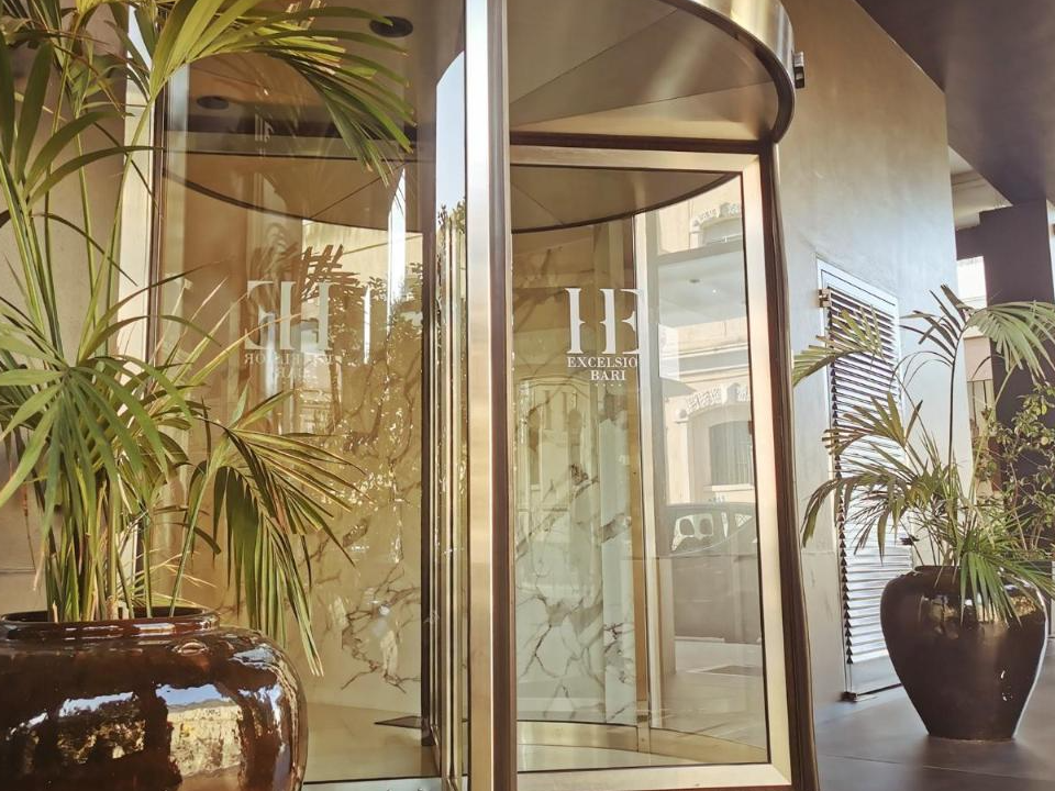 Ingang van Hotel Excelsior Bari 