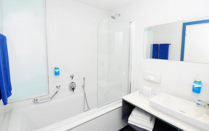 Badkamer van een tweepersoonskamer van Resort DB Seabank op Malta