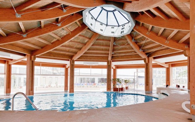 Binnenzwembad van Resort DB Seabank op Malta