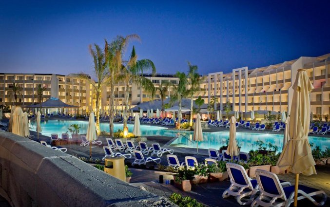 Terras bij het buitenzwembad van Resort DB Seabank op Malta