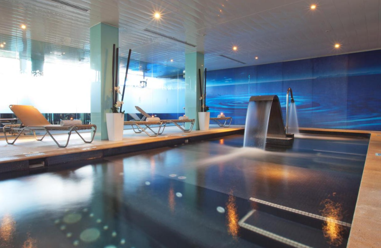 Binnenzwembad bij de spa van JS Alcudi-Mar Mallorca