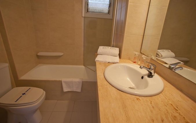 Badkamer van kamer, studio of appartement in Aparthotel Playa Dorada op Mallorca
