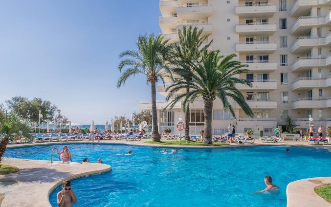 Buitenzwembad van Aparthotel Playa Dorada op Mallorca