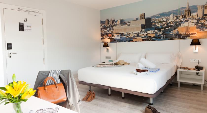 Tweepersoonskamer met bureau van hotel Andante in Barcelona