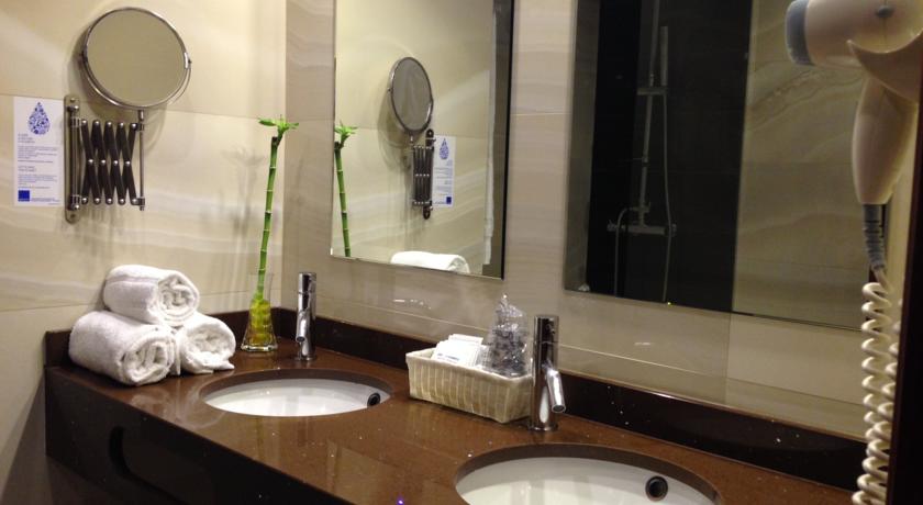 Badkamer van kamer in Hotel Da Bolsa in Porto