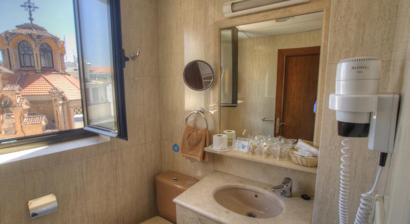 Badkamer van een tweepersoonskamer van Hotel Best Western Los Condes in Londen